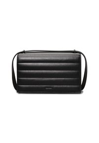 Svart läderväska med en quiltad design, lång justerbar axelrem och en diskret Calvin Klein-logotyp längst ner. Rektangulär form med slät yta.