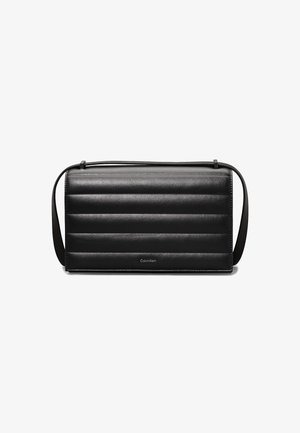 Černá kožená taška s prošívaným vzorem, dlouhým nastavitelným popruhem a decentním logem Calvin Klein ve spodní části. Obdélníkový tvar s hladkou texturou.