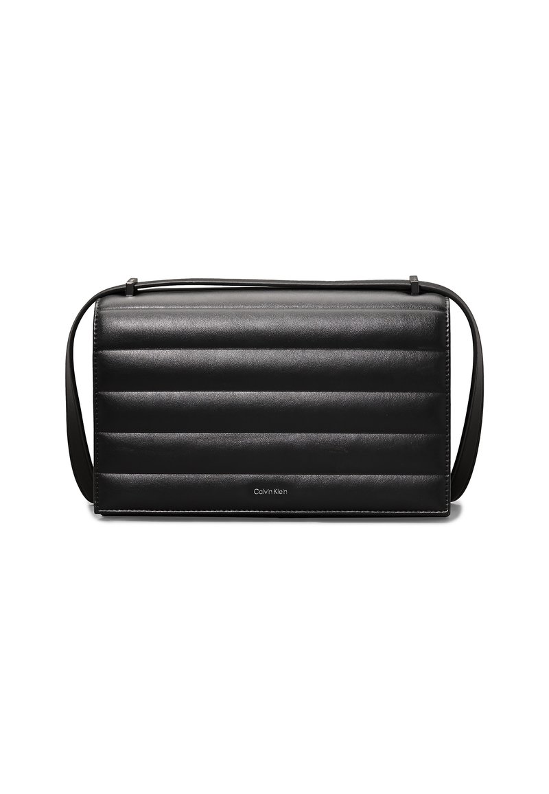 Svart läderväska med en quiltad design, lång justerbar axelrem och en diskret Calvin Klein-logotyp längst ner. Rektangulär form med slät yta.