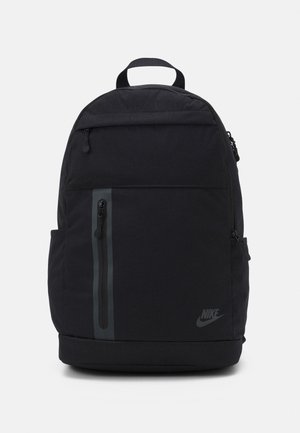 Sac à dos Nike noir avec poignée supérieure, poche zippée à l'avant, poches latérales et logo en bas à l'avant sur fond uni.