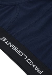 Granatowe męskie bielizna z czarną elastyczną taśmą w pasie z białym logo. Gładka tekstura z przeszywanymi detalami.