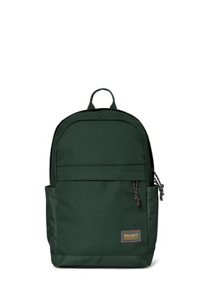 Ciemnozielony plecak z przednią kieszenią na zamek, bocznymi kieszeniami, górnym uchwytem i małą naszywką z logo Timberland na dole po prawej stronie.