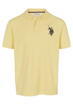 Gelbes Kurzarm-Polohemd mit zwei weißen Knöpfen und einem schwarzen bestickten Polo-Spieler-Logo auf der linken Brust.