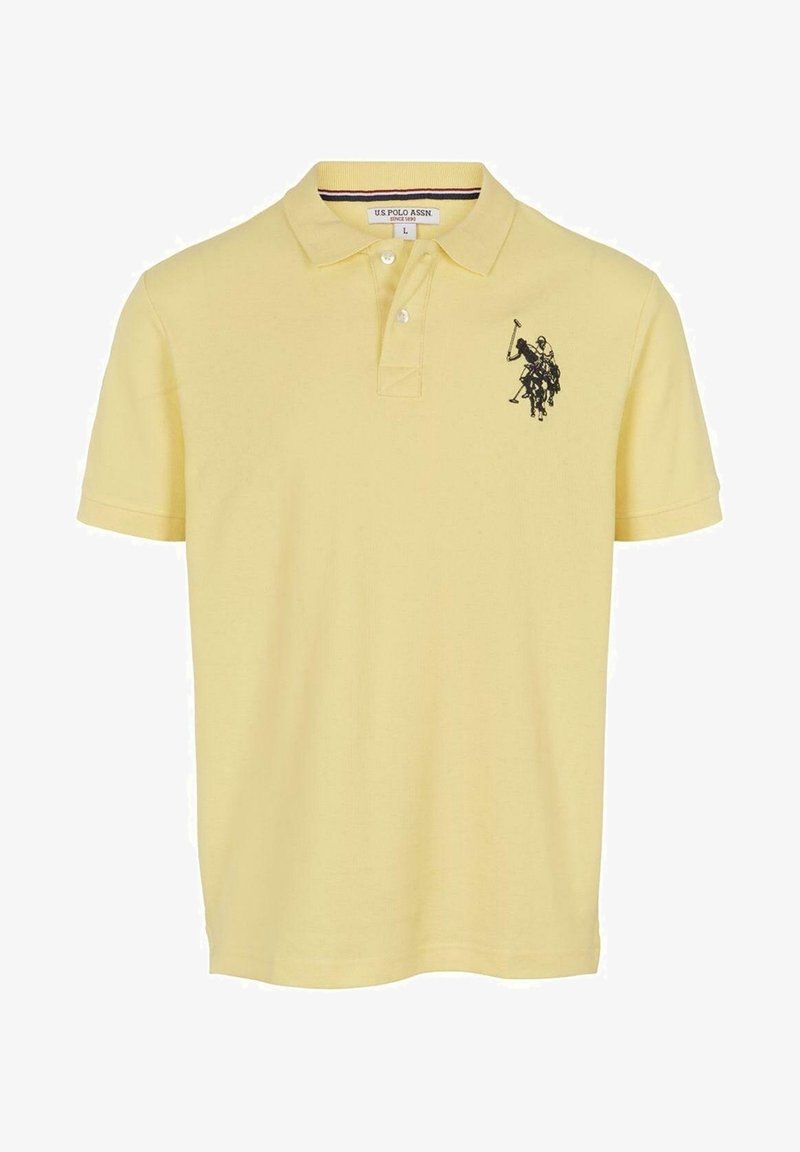 Polo jaune à manches courtes avec deux boutons blancs et un logo brodé noir de joueur de polo sur le côté gauche de la poitrine.