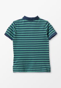 Grön och marinrandig kortärmad polo t-shirt med krage och ribbade muddar. Tyget verkar mjukt och lättvikts.