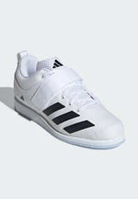 Biały but sportowy z czarnymi akcentami, cholewka z siateczki, zapięcie na sznurowadła i pasek, wyściełany kołnierz oraz teksturowana podeszwa. Posiada trzy czarne paski.