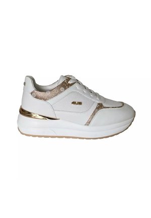 Sneaker bianca con accenti dorati e dettagli a motivo sul retro. Presenta una tomaia testurizzata, punta rotonda e una suola spessa e ammortizzata.