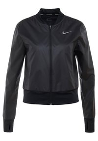 Veste de course noire Nike avec zip à l'avant, col et poignets côtelés avec trous pour les pouces, et un petit logo réfléchissant Nike sur la poitrine.