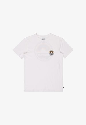 T-shirt blanc à manches courtes avec col rond, orné d'un petit graphique circulaire représentant un coucher de soleil et des vagues océaniques sur le côté gauche de la poitrine.