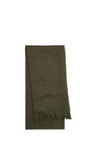 Ciemnozielony złożony szalik z frędzlami na białym tle.