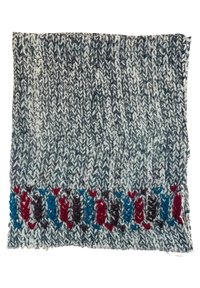 Couverture en tricot avec un design texturé en gris et blanc, ornée d'un motif coloré d'accents rouges, bleus et marron foncé le long du bord inférieur.