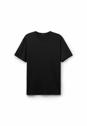 Camiseta de algodón negra con cuello redondo, mangas cortas y un corte relajado. Presenta una textura suave y un diseño sencillo sin patrones.