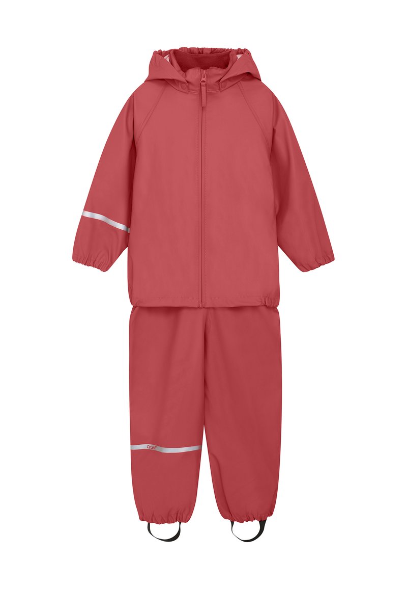 Rode waterdichte tweedelige buitenoutfit, met een capuchon, elastische manchetten en reflecterende accenten op de mouwen en broek. Lichtgewicht stof.