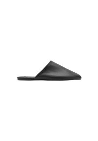Mules negros de cuero con diseño de punta, suela plana y textura suave. Estilo minimalista sin herrajes ni adornos.