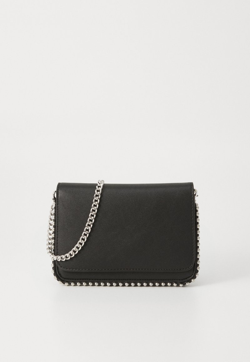 Sac à main en simili cuir noir avec une bandoulière en chaîne argentée, de forme rectangulaire, accents à clous le long des bords, texture lisse et fermeture à rabat.