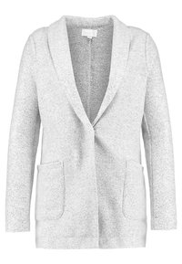 Blazer de forro polar gris con cuello chal, abertura frontal y dos bolsillos delanteros. Textura suave con un sutil patrón jaspeado.