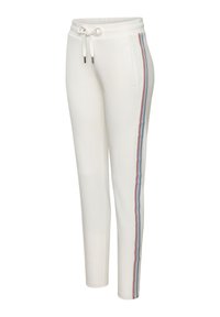 Weiße Jogginghosen mit einem Kordelzugbund, ausgestattet mit zwei Seitentaschen und vertikalen Streifen in Rot, Blau und Grau entlang der äußeren Nähte.