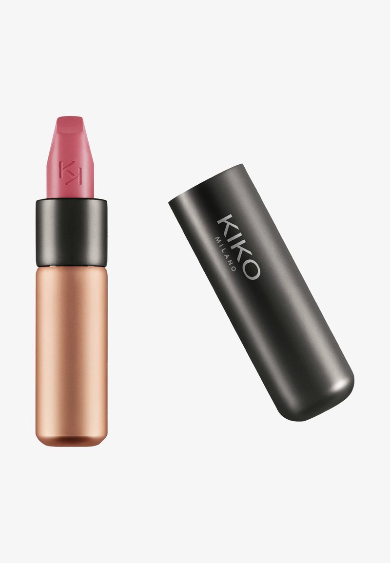 Rouge à lèvres rose avec un tube noir et or rose, à côté d'un bouchon noir marqué KIKO MILANO, sur fond blanc.