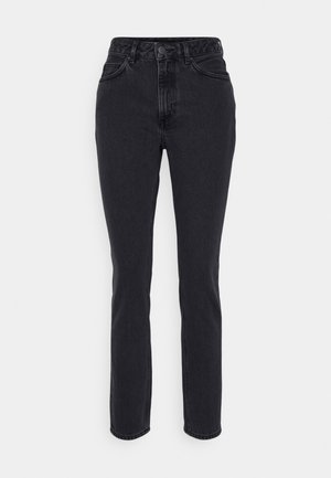 Slim fit korkeavyötäröiset mustat farkut, joissa on nappi- ja vetoketjukiinnitys, etu- ja takataskut, esiteltynä yksinkertaisella valkoisella taustalla.