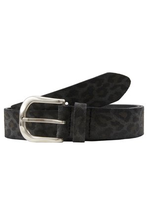 Cinturón de cuero serraje negro con un sutil estampado de leopardo, que cuenta con una hebilla de metal plateado y un lazo para ajuste.