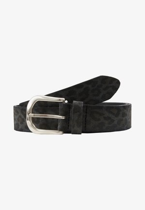 Cinturón de cuero serraje negro con un sutil estampado de leopardo, que cuenta con una hebilla de metal plateado y un lazo para ajuste.