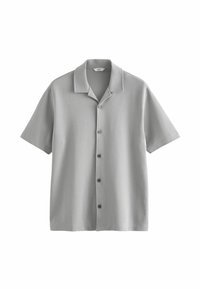 Camicia grigia a maniche corte con colletto a punta, chiusura a bottoni e una texture morbida. Presenta cuciture sottili lungo il colletto e la fessura dei bottoni.