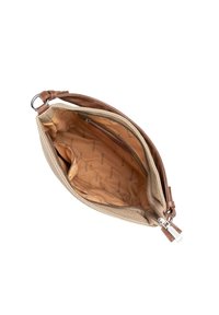 Torebka o brązowym kolorze z fakturą, z brązowym skórzanym uchwytem, z gładkim wnętrzem, kieszonką na zamek i podszewką z wzorem marki.