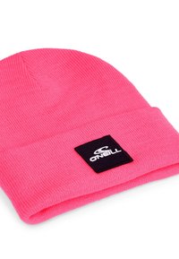 Berretto lavorato a maglia rosa con risvolto, caratterizzato da un patch quadrato nero con dettagli bianchi del logo. Texture morbida e vestibilità aderente.