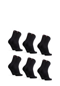 Calcetines de algodón negros, seis pares, de longitud media, con puño acanalado, presentan un pequeño logo rojo en la parte superior, textura suave y diseño clásico.