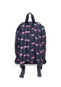 Zaino con sfondo blu navy e un motivo di fenicotteri rosa. Progettato con spallacci regolabili e una maniglia superiore per il trasporto.