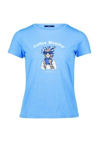 T-shirt bleu clair à manches courtes avec un graphique d'un chat portant des lunettes de soleil et tenant une tasse, avec le texte "Lundi Café" au-dessus.