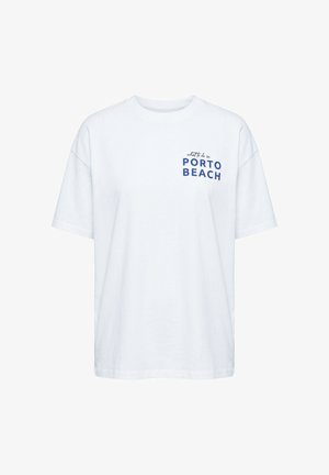 Weißes T-Shirt mit kurzen Ärmeln und blauem Text auf der Brust, der in gemischten Schriftarten "what to do in PORTO BEACH" liest.