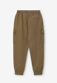 Pantalons de jogging marron avec une taille élastique, des poches latérales et des poches cargo sur chaque jambe. Tissu doux et texturé avec des poignets élastiques.