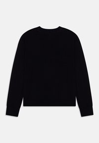 Pull noir, col rond, manches longues, avec des bords côtes aux poignets et à l'ourlet, fabriqué en tissu tricoté lisse, design minimaliste, sans logos ni motifs visibles.