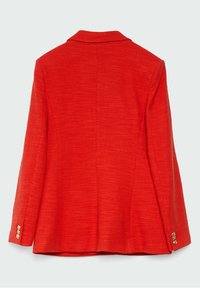 Blazer ajusté rouge avec un tissu texturé, un col cranté et des poignets boutonnés avec trois boutons en ton doré. Vue de dos.