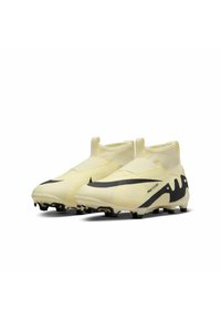 Gele voetbalschoenen met een textuur bovenwerk, zwarte accenten en een gestroomlijnd ontwerp. Voorzien van een instapkraag en duurzame noppen.