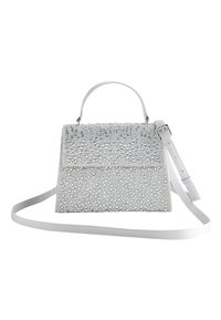 Bolso de mano plateado adornado con pedrería, diseño estructurado, forma rectangular, correa desmontable y asa superior para mayor versatilidad.