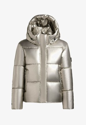 Metalen zilveren pufferjack met een hoge kraag, horizontaal stikselpatroon, ritssluiting aan de voorkant en zijzakken. Soepele, glanzende afwerking.
