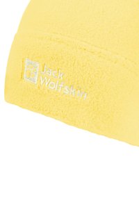 Geel fleece muts met een snug fit, met een geborduurd logo en een pootafdrukontwerp. Zachte textuur en een gladde afwerking.