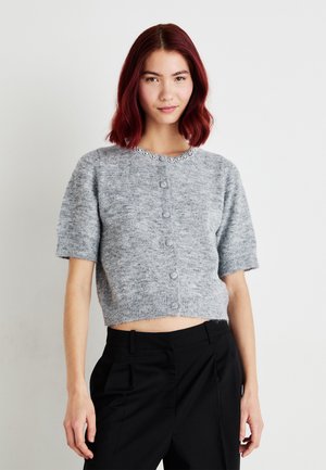 Grijze cropped cardigan van zachte brei met een ronde halslijn, verrijkt met een met kralen gedetailleerde afwerking, voorzien van korte mouwen en een knoopsluiting.