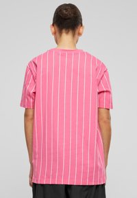 Karl Kani SMALL SIGNATURE ESSENTIAL STRIPE TEE - T-shirt print - pink