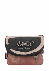 Pequeño bolso texturizado con solapa negra y rosa, texto "Anekke magnifique", diseño de corazón y un pequeño charm de personaje adjunto.