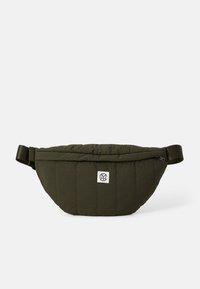 Khaki gesteppte Gürteltasche mit runder Form, Reißverschluss, verstellbarem Tragegurt und einem Logoetikett an der Vorderseite. Weicher, strukturierter Stoff.