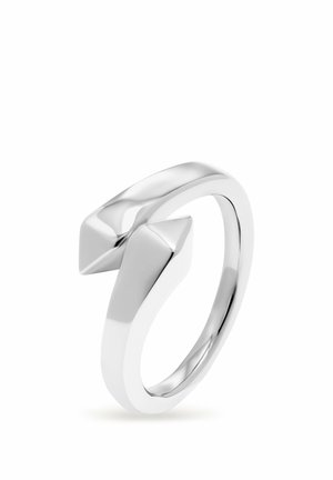 Sølv åben ring med to spidse pilspidsformede ender, der vender mod hinanden.