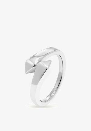 Sølv åben ring med to spidse pilspidsformede ender, der vender mod hinanden.