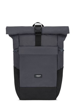 Rucsac tip roll-top din material gri închis cu fund negru, dotat cu buzunar frontal, curea ajustabilă și închidere cu cataramă metalică.