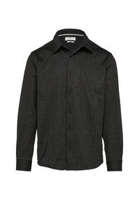 Zwarte blouse met lange mouwen en een knoopsluiting. Bevat dunne verticale witte strepen, een puntige kraag en knoopsluiting bij de manchetten.