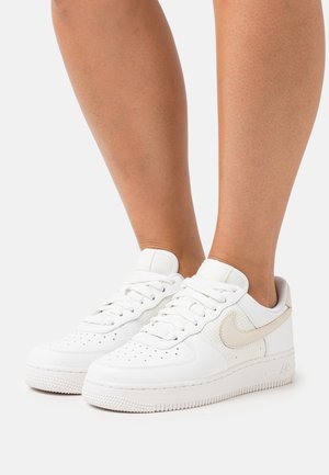 AIR FORCE 1 07 - Sneaker low - summit white/fossil