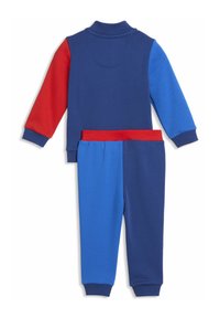 Παιδικό σετ δύο τεμαχίων με μπλούζα μακρυμάνικη και παντελόνι σε μπλοκ χρωμάτων κόκκινο, μπλε και ναυτικό, με ριμπ μανσέτες και ζώνη στη μέση.