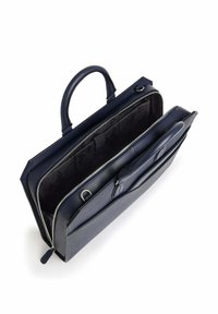 Maletín de cuero azul marino con asa superior, compartimentos dobles y cremalleras plateadas. El interior cuenta con un forro estampado y bolsillos organizadores.